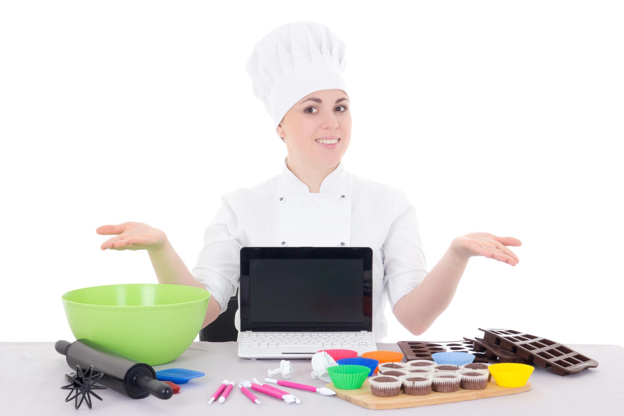 Sala didattica con schermo e cucina